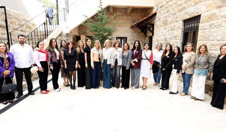 السيدة الأولى نعمت عون تزور مشروع "نساء الشمس" في ضهور الشوير وتغرس أرزة الأمل دعماً لتمكين المرأة