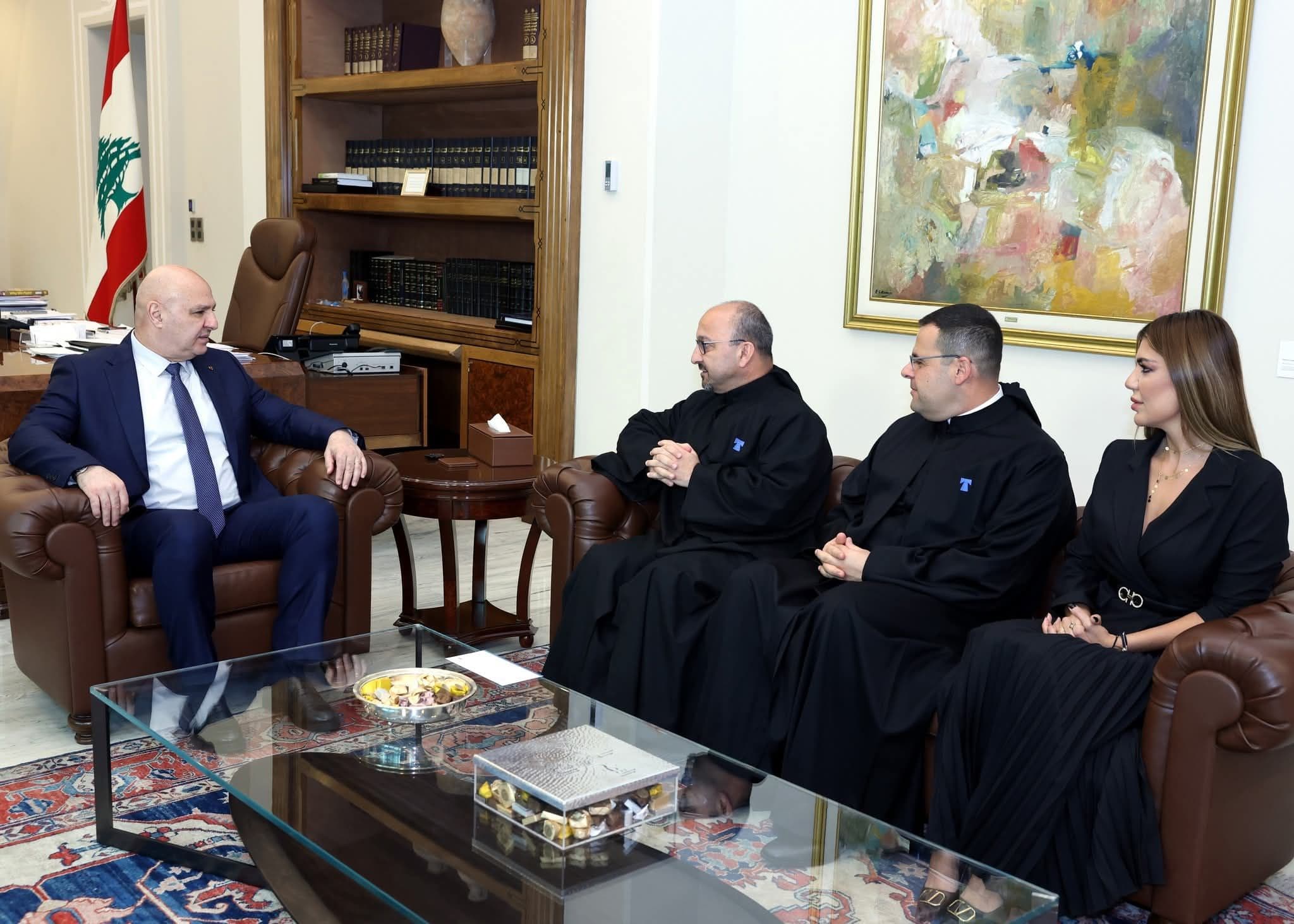 الرئيس عون يتسلّم دعوة من الجامعة الأنطونية للمشاركة في تساعية الميلاد