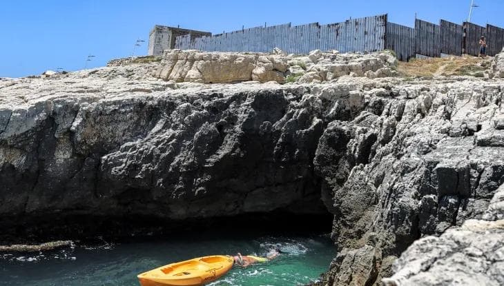 قرار قضائي بوقف الأشغال فوق مغارة فقمة عمشيت حفاظًا على الإرث الطبيعي