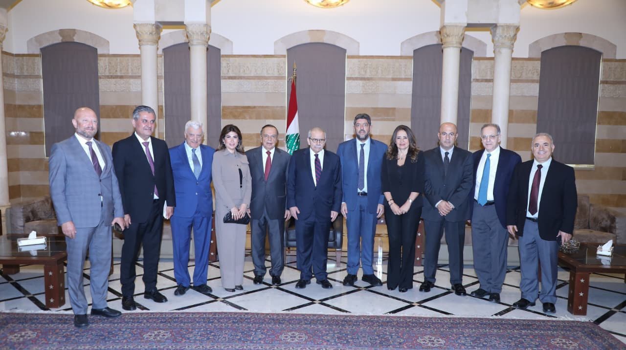 رسائل تطمين وتأكيد على أولوية الاستقرار في لقاء السراي