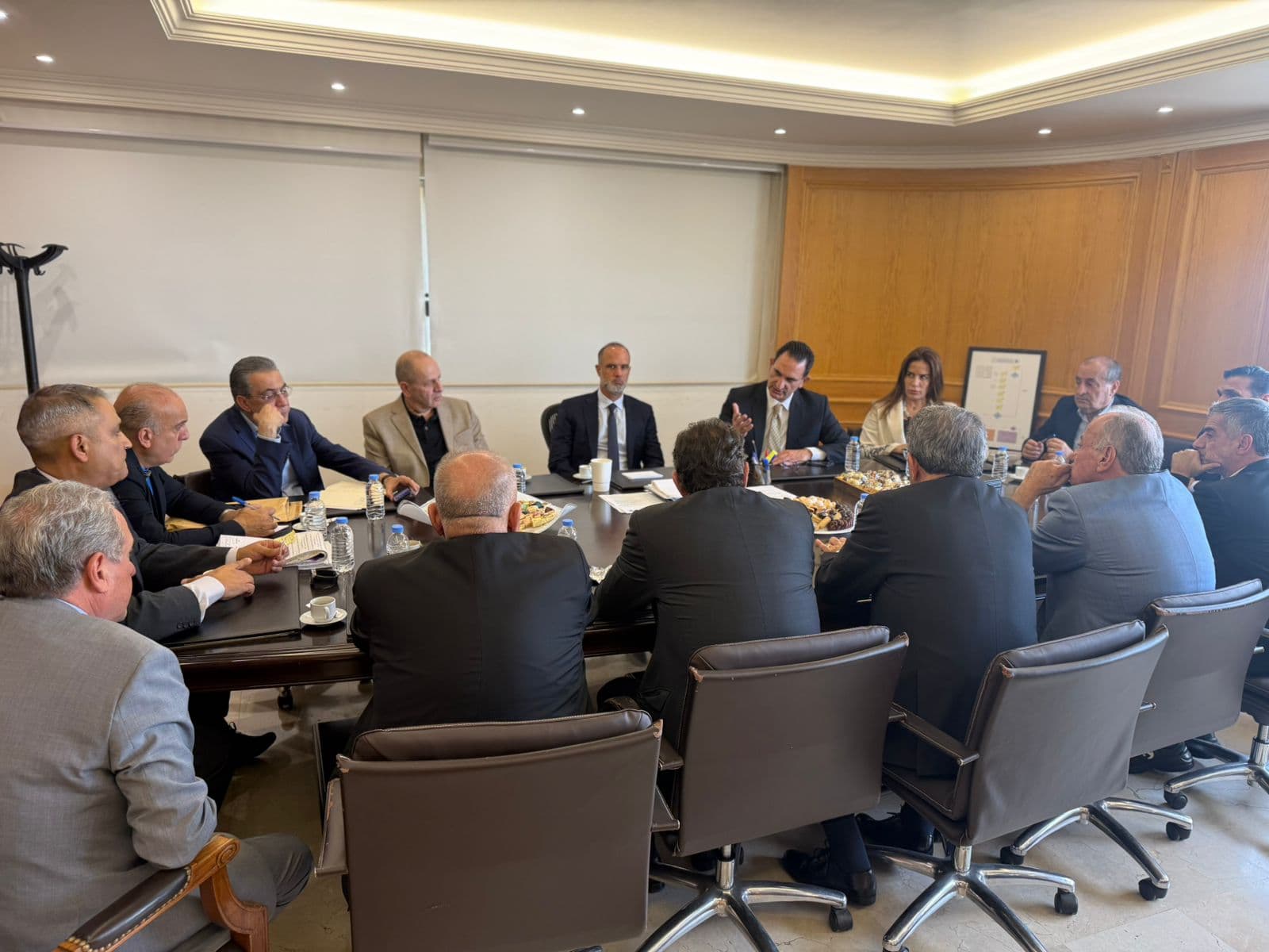 رسامني بحث مع البلديات ومجلس الإنماء والإعمار تسريع تنفيذ توسعة أوتوستراد جونيه: تعاون ميداني لضمان إنجاز المشروع في مهلِه