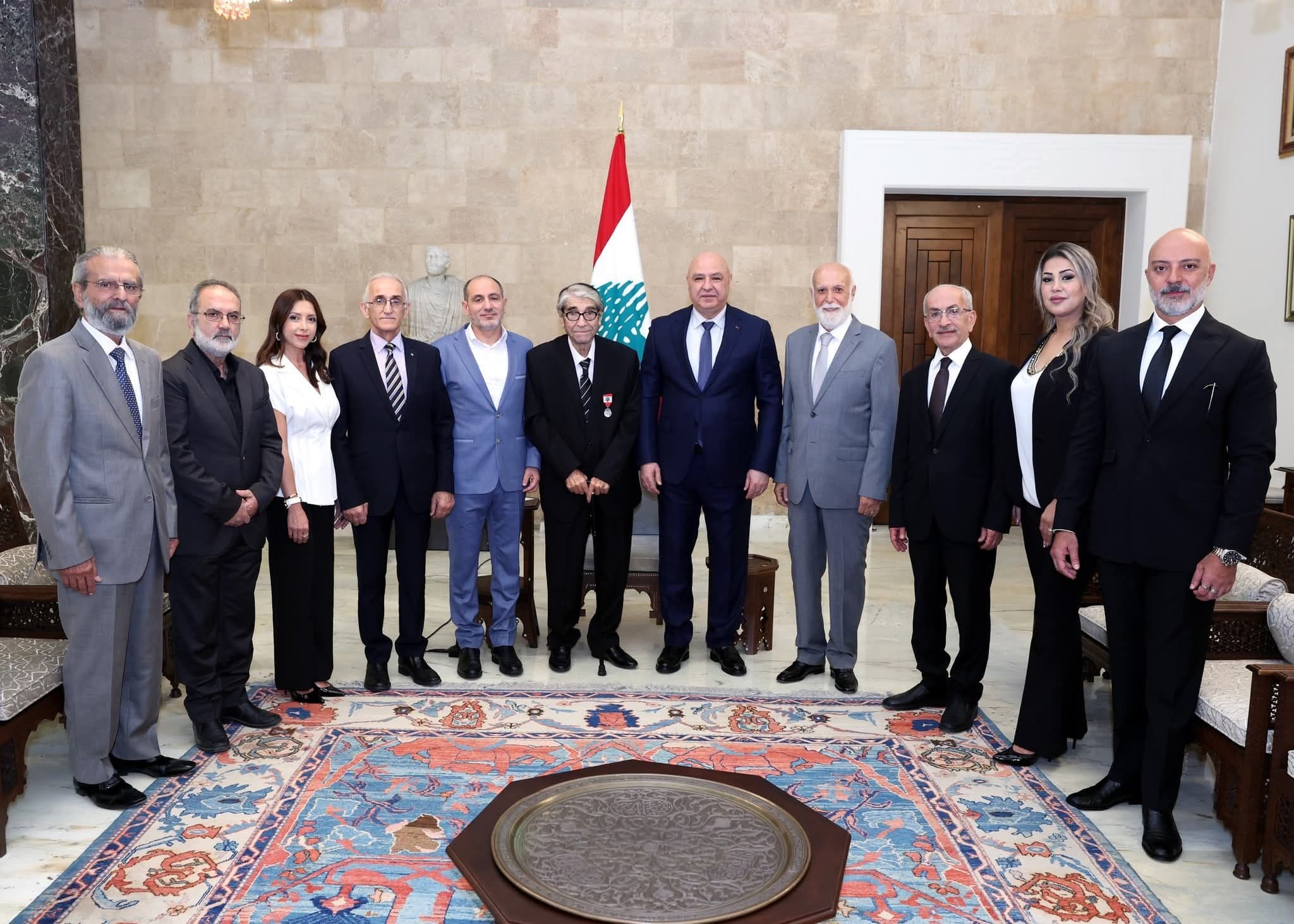 الرئيس عون يكرّم الفنان الكبير صلاح تيزاني "أبو سليم" بوسام الاستحقاق الفضي تقديراً لمسيرته الفنية