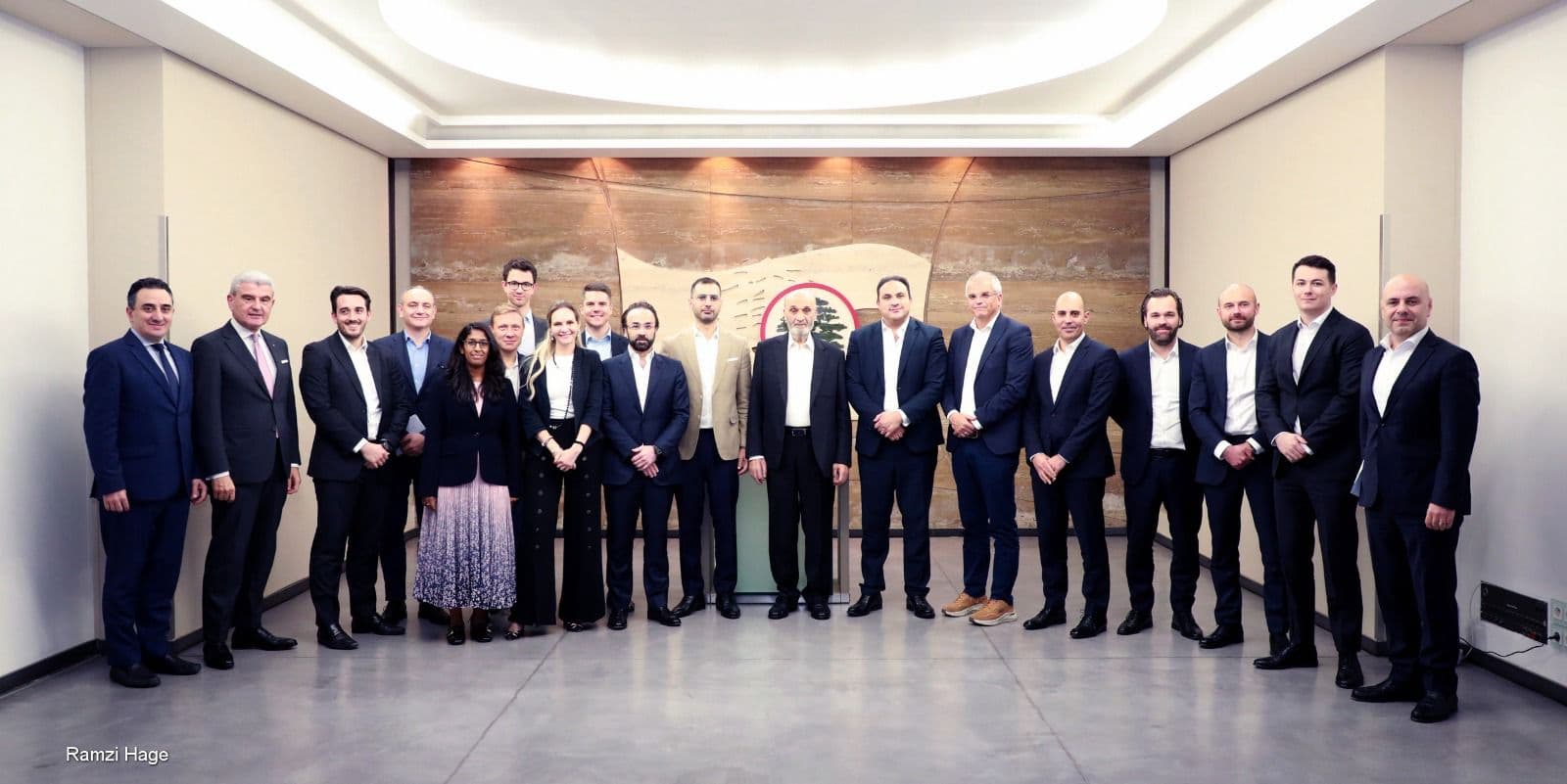 جعجع يلتقي وفدًا اقتصادياً دولياً في معراب لمناقشة دعم الاستثمار في لبنان